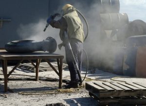 Sandblæsningsudstyr til effektiv overfladebehandling og rengøring af materialer.